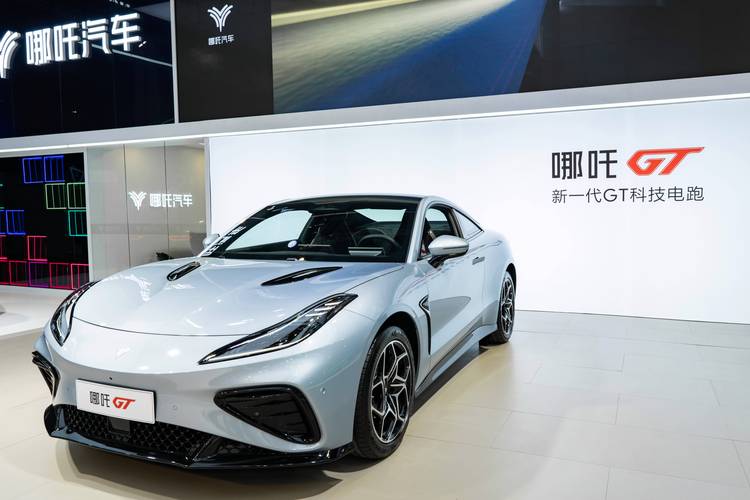 深圳276哪吒汽车在智能汽车领域的表现，领途汽车在新能源汽车市场中的影响力